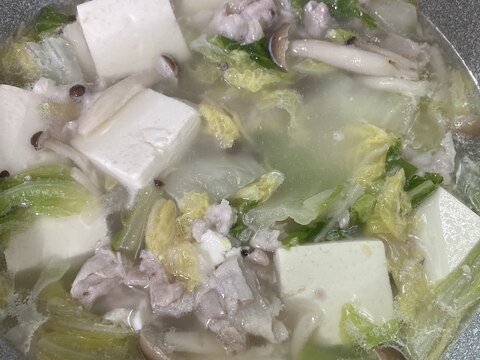 鶏皮で出汁を取った、白菜と豆腐のスープ